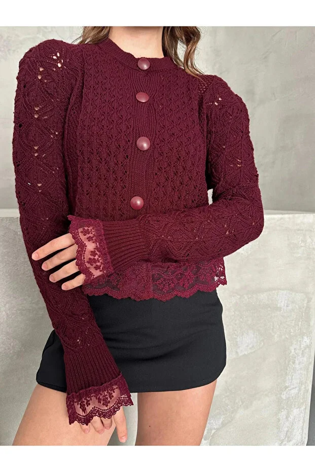 Asur Butik Kadın Ajurlu Dantel Detaylı Düğmeli Hırka İç gösterir