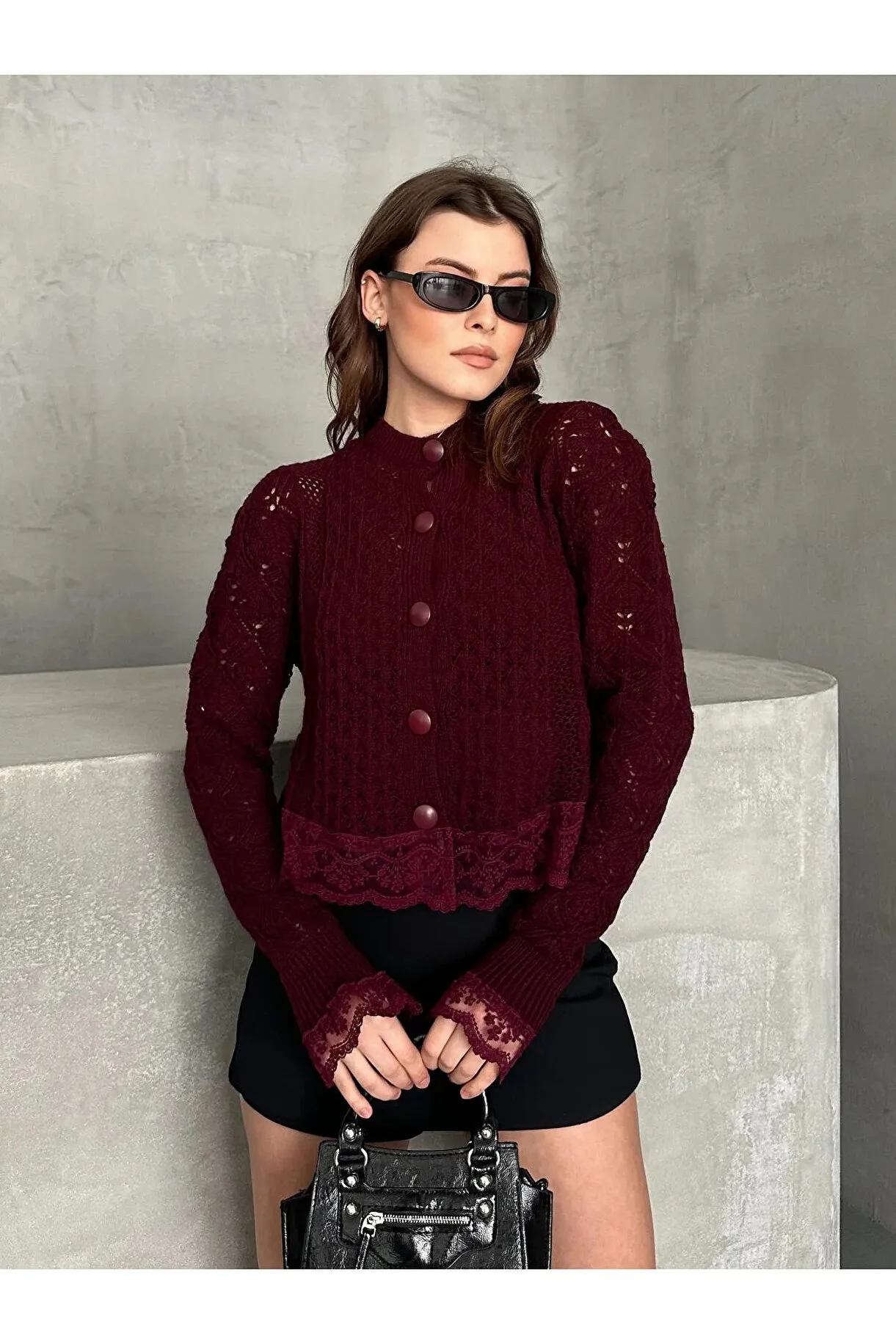 Asur Butik Kadın Ajurlu Dantel Detaylı Düğmeli Hırka İç gösterir