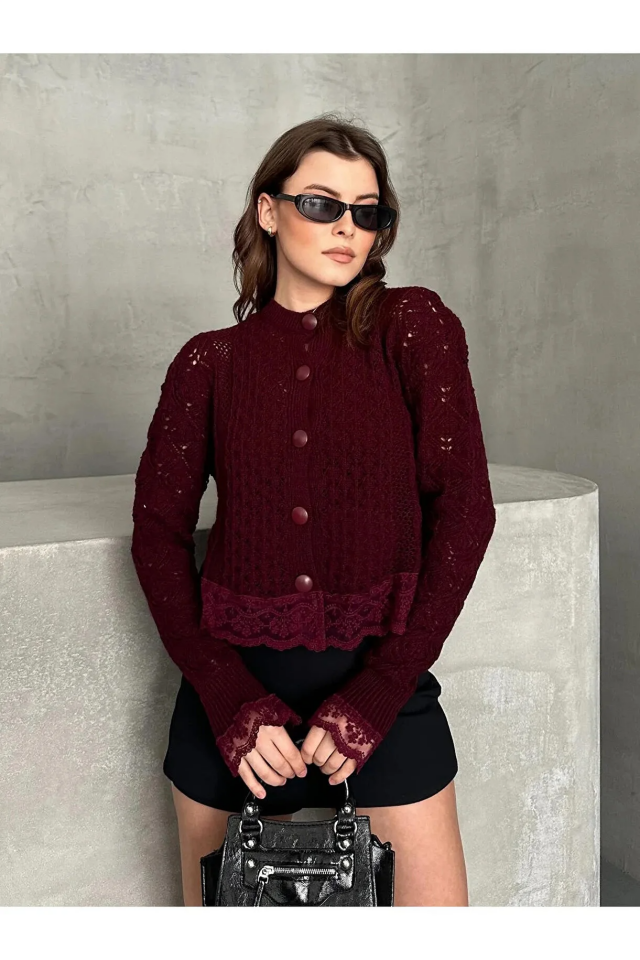 Asur Butik Kadın Ajurlu Dantel Detaylı Düğmeli Hırka İç gösterir