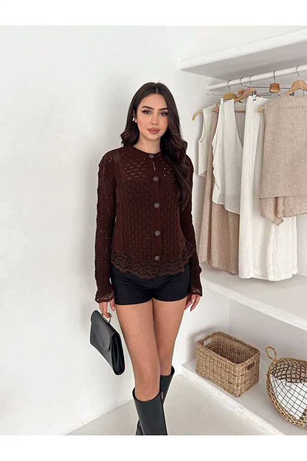 Asur Butik Kadın Ajurlu Dantel Detaylı Düğmeli Hırka İç gösterir