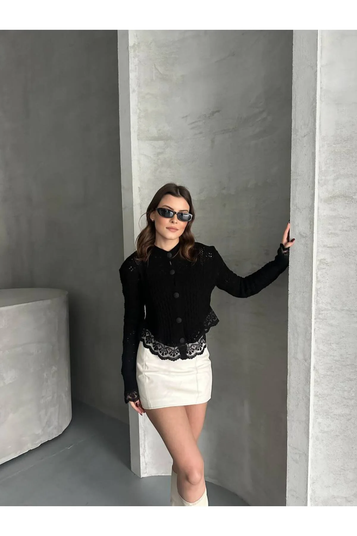 Asur Butik Kadın Ajurlu Dantel Detaylı Düğmeli Hırka İç gösterir
