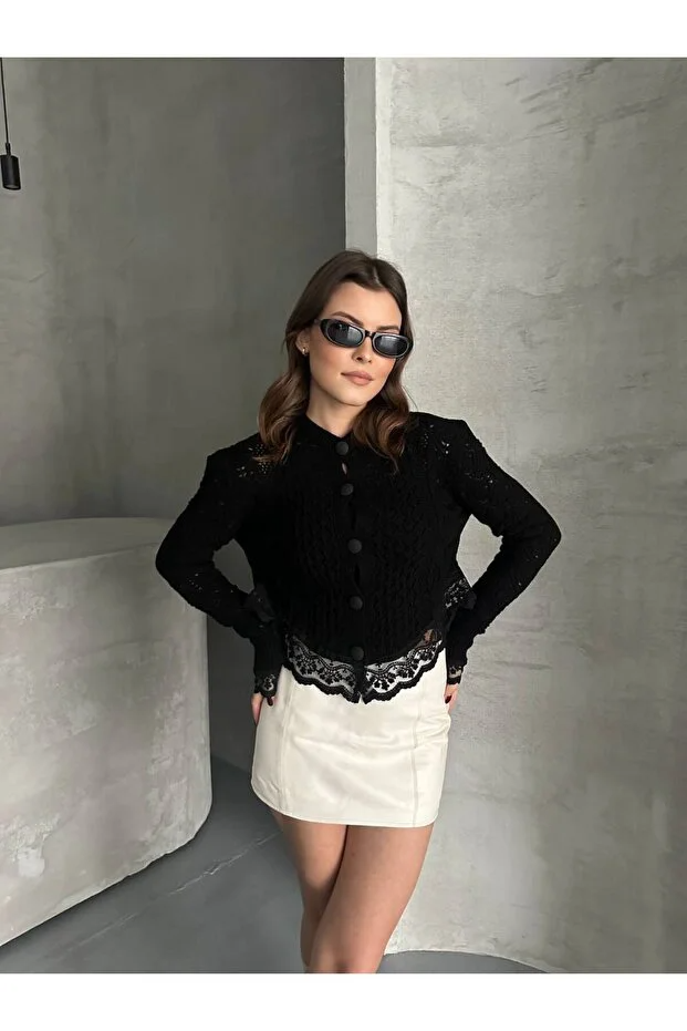Asur Butik Kadın Ajurlu Dantel Detaylı Düğmeli Hırka İç gösterir