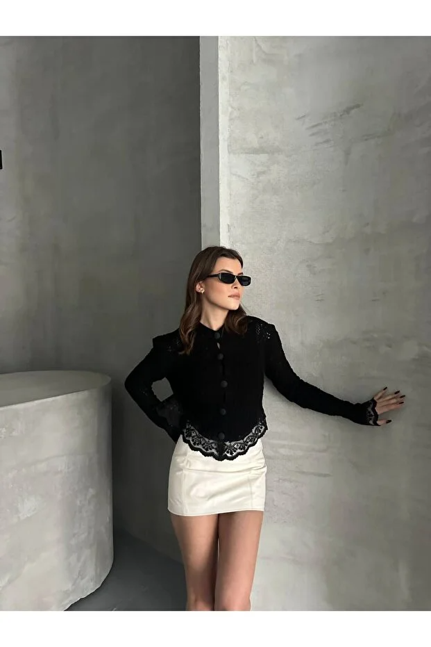 Asur Butik Kadın Ajurlu Dantel Detaylı Düğmeli Hırka İç gösterir