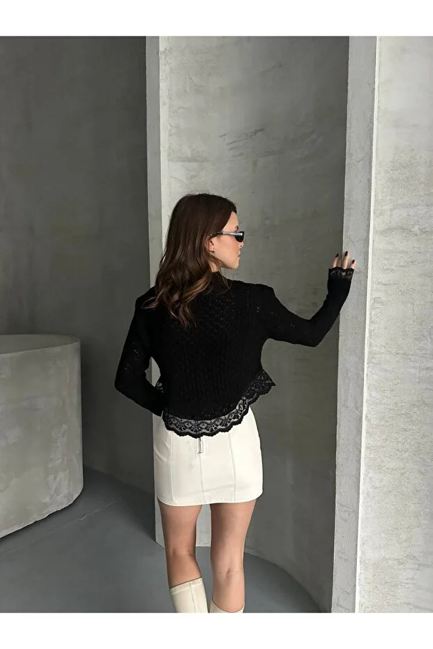 Asur Butik Kadın Ajurlu Dantel Detaylı Düğmeli Hırka İç gösterir