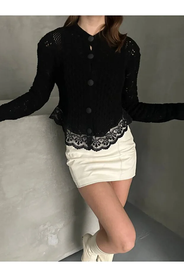 Asur Butik Kadın Ajurlu Dantel Detaylı Düğmeli Hırka İç gösterir