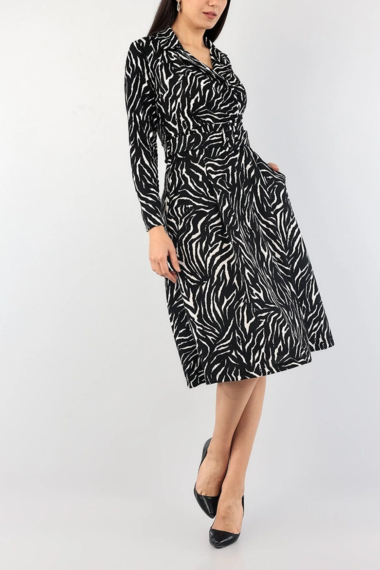 Kadın Scuba Kumaş Kemerli Midiboy Zebra Desenli Kruvaze Yaka Siyah Renk Elbise