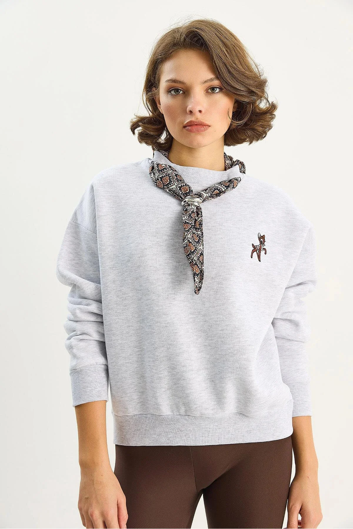 Asur Butik Kadın Geyik Desenli Fularlı Şardonlu 3 İplik Sweatshirt